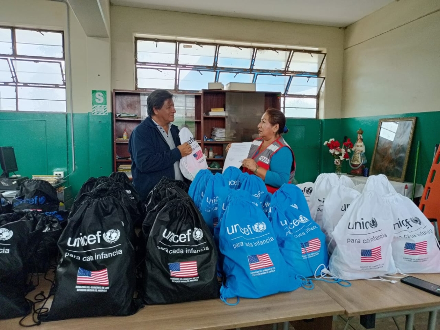UNICEF DONA KITS DE HIGIENE DE EMERGENCIA A ESTUDIANTES DE UGEL 04 AFECTADOS POR DESASTRES NATURALES