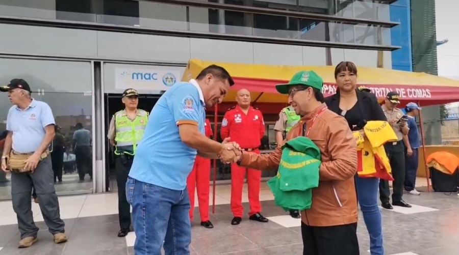 INTEGRANTES DE BAPE DE COMAS RECIBEN CHALECOS Y GORROS PARA EFECTUAR SU LABOR