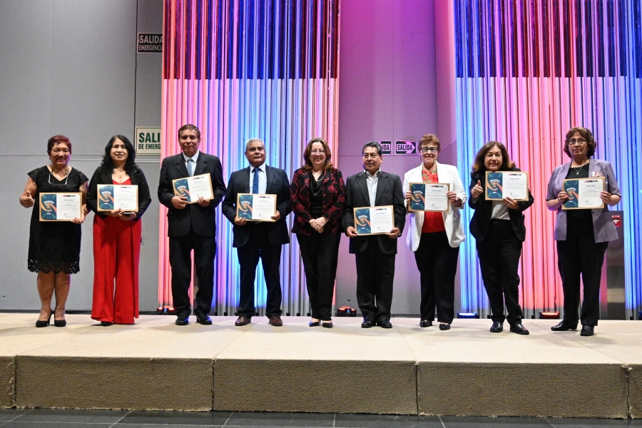 DOCENTES CESANTES DE LIMA RECIBEN MERECIDO RECONOCIMIENTO