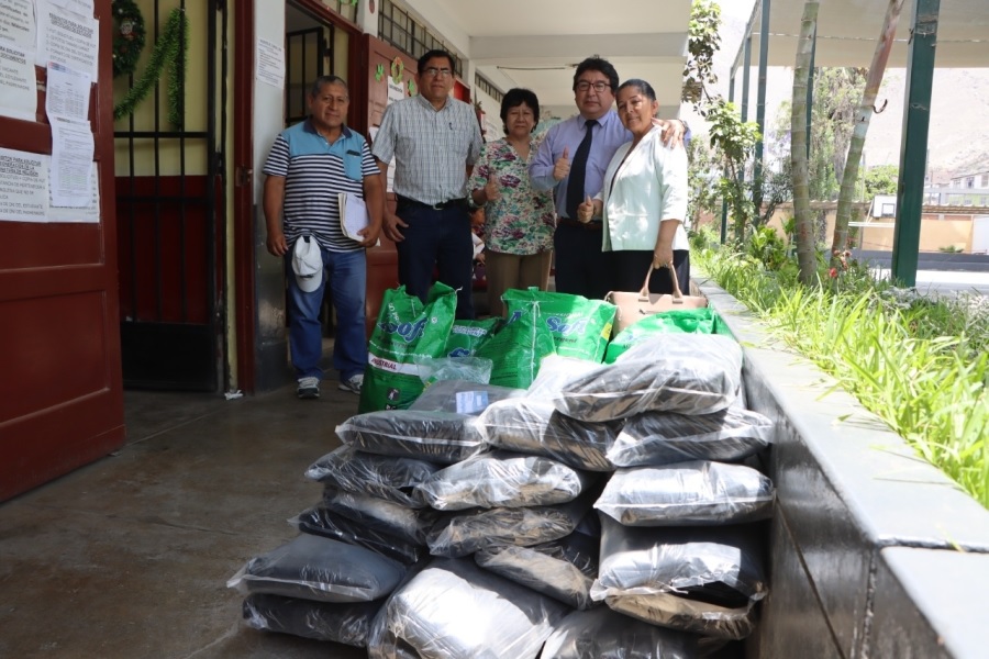 DIRECTORA DE UGEL 04 MONITOREA ENTREGA DE INSUMOS DE LIMPIEZA Y CONSTRUCCIÓN DE CERCO PERIMÉTRICO EN IE EE.UU. DE COMAS