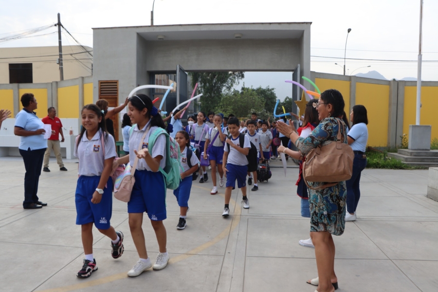 ESCOLARES DE ESCUELAS PÚBLICAS RETORNARON A CLASES EN AMBIENTE REGOCIJO