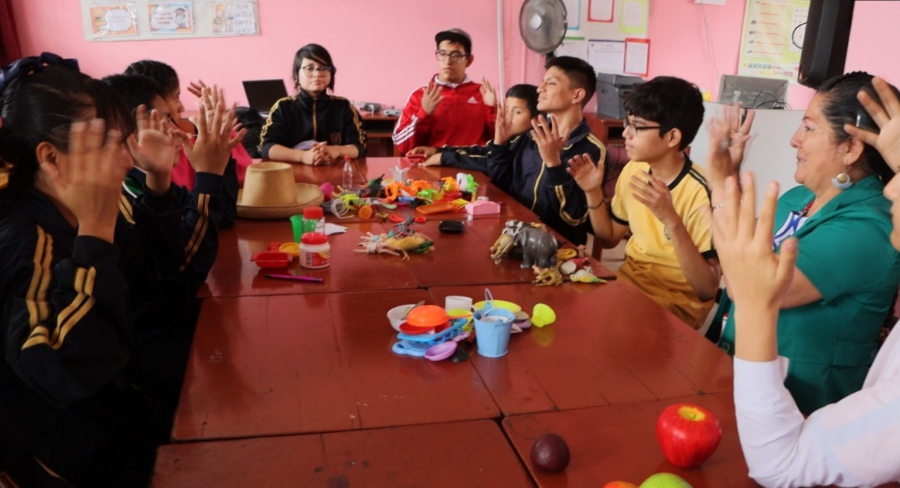 ESTUDIANTES SORDOS DE IE 2048 SOSTIENEN IMPORTANTE REUNIÓN CON DIRECTORA DE UGEL 04