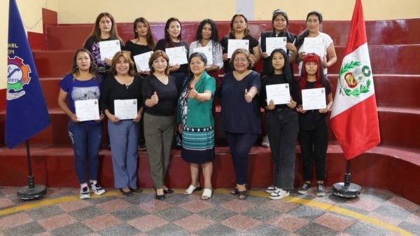 ESTUDIANTES DE COSMETOLOGÍA DE CETPRO CARABAYLLO RECIBEN CERTIFICADOS AL CONCLUIR FORMACIÓN TÉCNICA