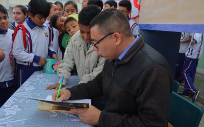ESCRITOR PAOLO ASTORGA VISITA IE 5187 PARA COMPARTIR ENRIQUECEDORA TERTULIA CON ESTUDIANTES
