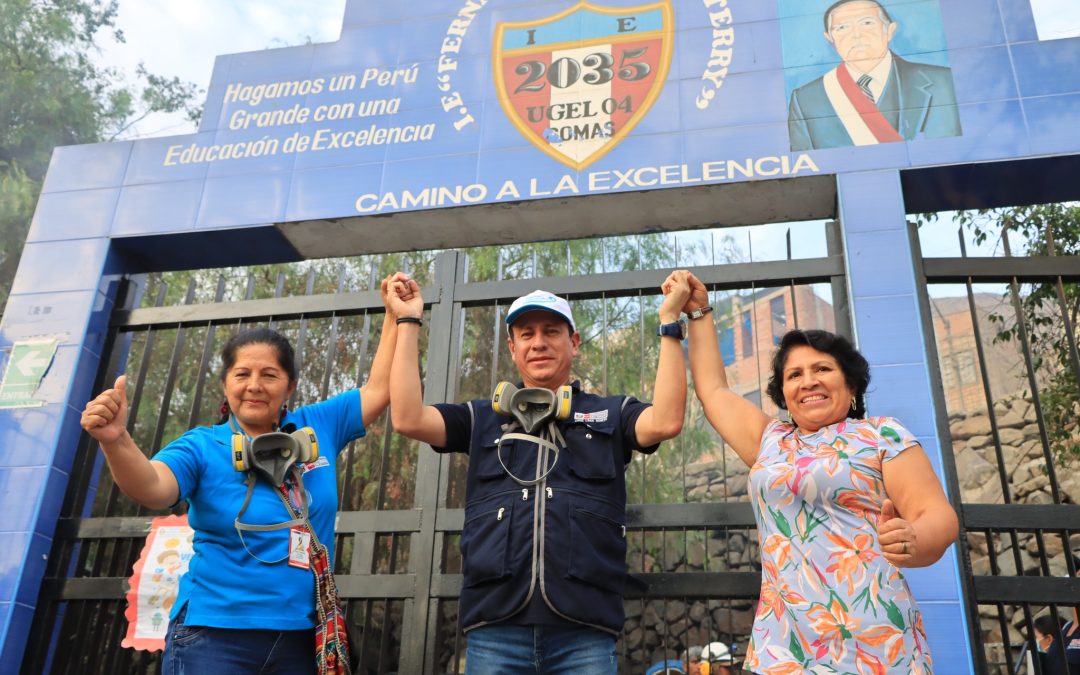 SE REALIZA FUMIGACIÓN EN COLEGIOS DE COMAS PARA PROTEGER SALUD ESTUDIANTIL