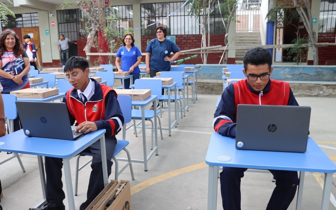 COLEGIOS DE CARABAYLLO SE BENEFICIAN CON LAPTOS, PROYECTOR Y MOBILIARIO DONADO POR UNICEF