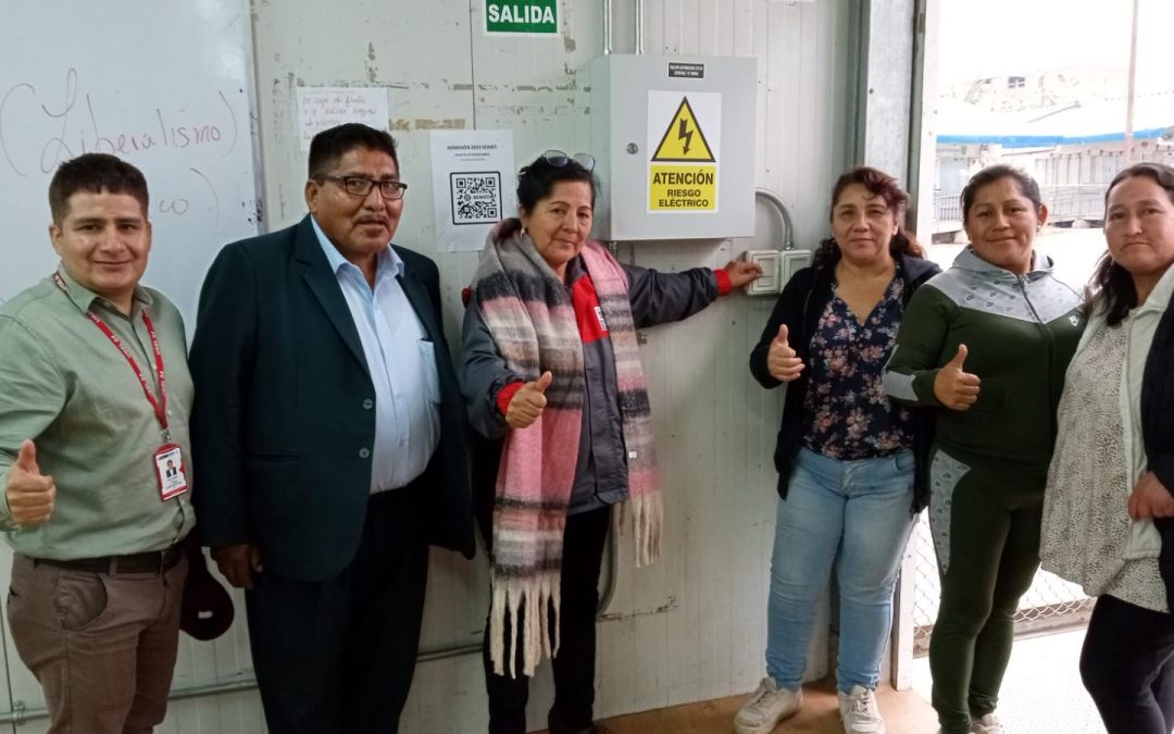SE INAUGURA SERVICIO ELÉCTRICO MEJORADO Y NUEVA LUMINARIA EN IE. TORRE BLANCA DE CARABAYLLO