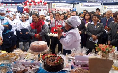 ESTUDIANTES DE CETPRO JUANA IRIS CUADROS REALIZAN FERIA DE EMPRENDIMIENTO Y EXPOVENTA