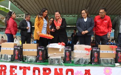 LA IE 3070 MARÍA DE LOS ÁNGELES DE PUENTE PIEDRA ADQUIRIÓ 14 PROYECTORES MULTIMEDIA CON RECURSOS PROPIOS