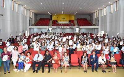 DOCENTES CESANTES DE UGEL 04 RECIBEN HOMENAJE POR SU GRAN CONTRIBUCIÓN A LA EDUCACIÓN NACIONAL