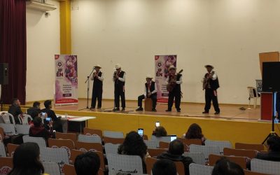 ESTUDIANTES EXHIBEN TALENTO ARTÍSTICO EN JUEGOS FLORALES ETAPA UGEL 04