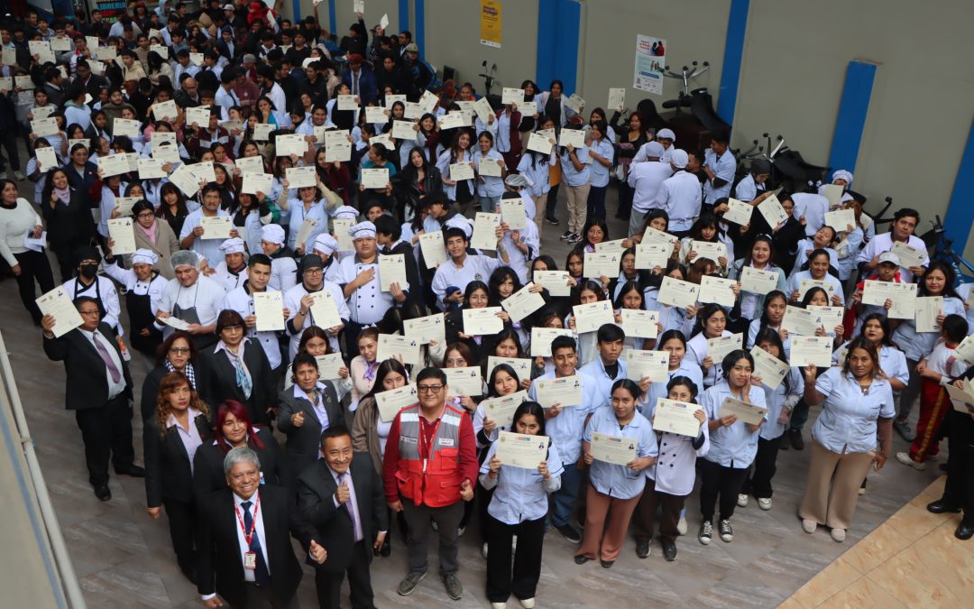 Más de 900 estudiantes del CETPRO Juana Iris Cuadros Rivera recibieron certificación oficial de auxiliar técnico y técnico