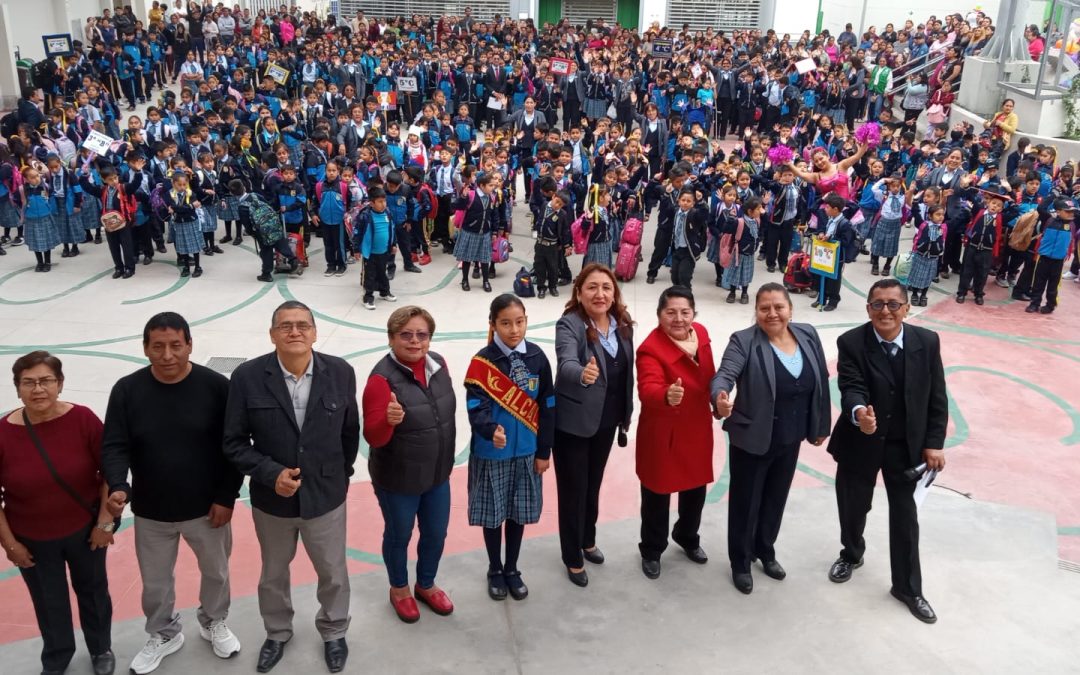 DIRECTORA DE UGEL 04 PARTICIPA EN APERTURA DE  MODERNA ESCUELA BICENTENARIO 2025 PAPA LEÓN XIV