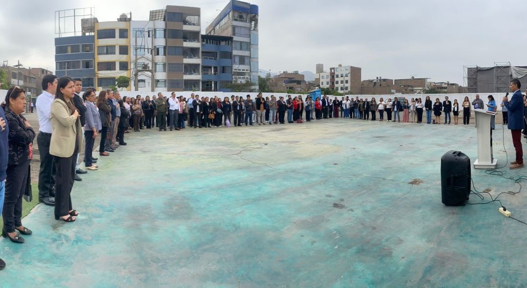 FERVOROSA PARTICIPACIÓN DE SERVIDORES EN CEREMONIA DE ENTONACIÓN DE HIMNO NACIONAL