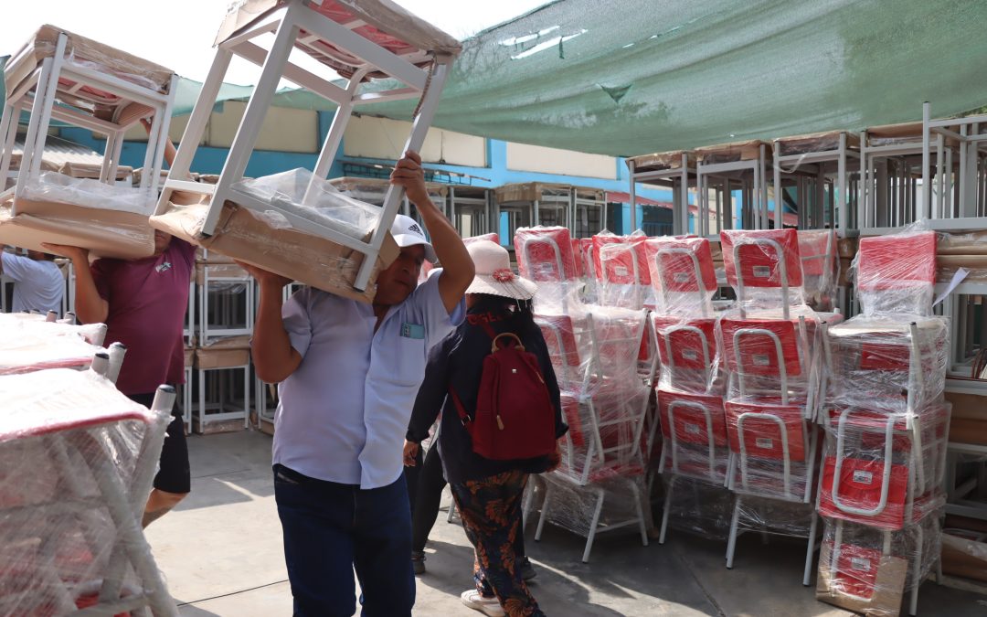 UGEL 04 CONTINÚA ENTREGANDO MOBILIARIO ESCOLAR A COLEGIOS PÚBLICOS DE SECUNDARIA